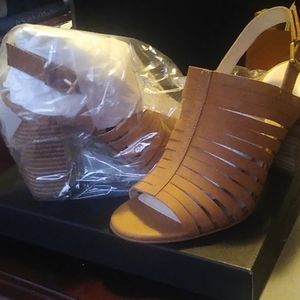 Tahari makailyn buck sandals desert new 9M new